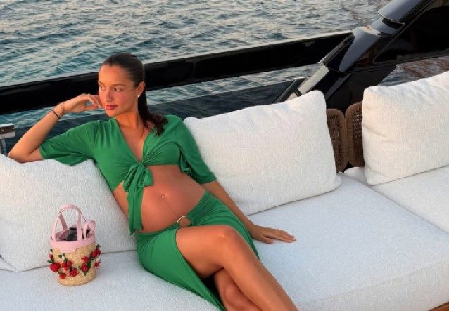 Alexandra Leclerc incinta, le foto col pancione in barca su Instagram confermano la gravidanza