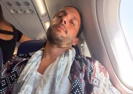 Andrea Dal Corso bloccato in aereo tre ore con la mano operata: "Bimbi che piangono, buone vacanze italiani"