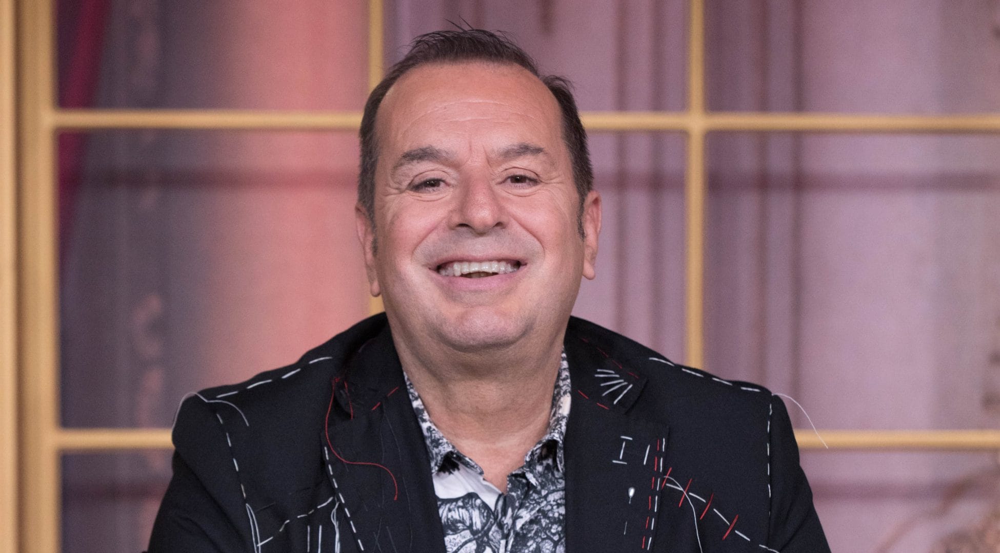 Fabio Canino lascia in polemica Ballando con le stelle dopo 17 anni: “Mia decisione", e si propone a Mediaset