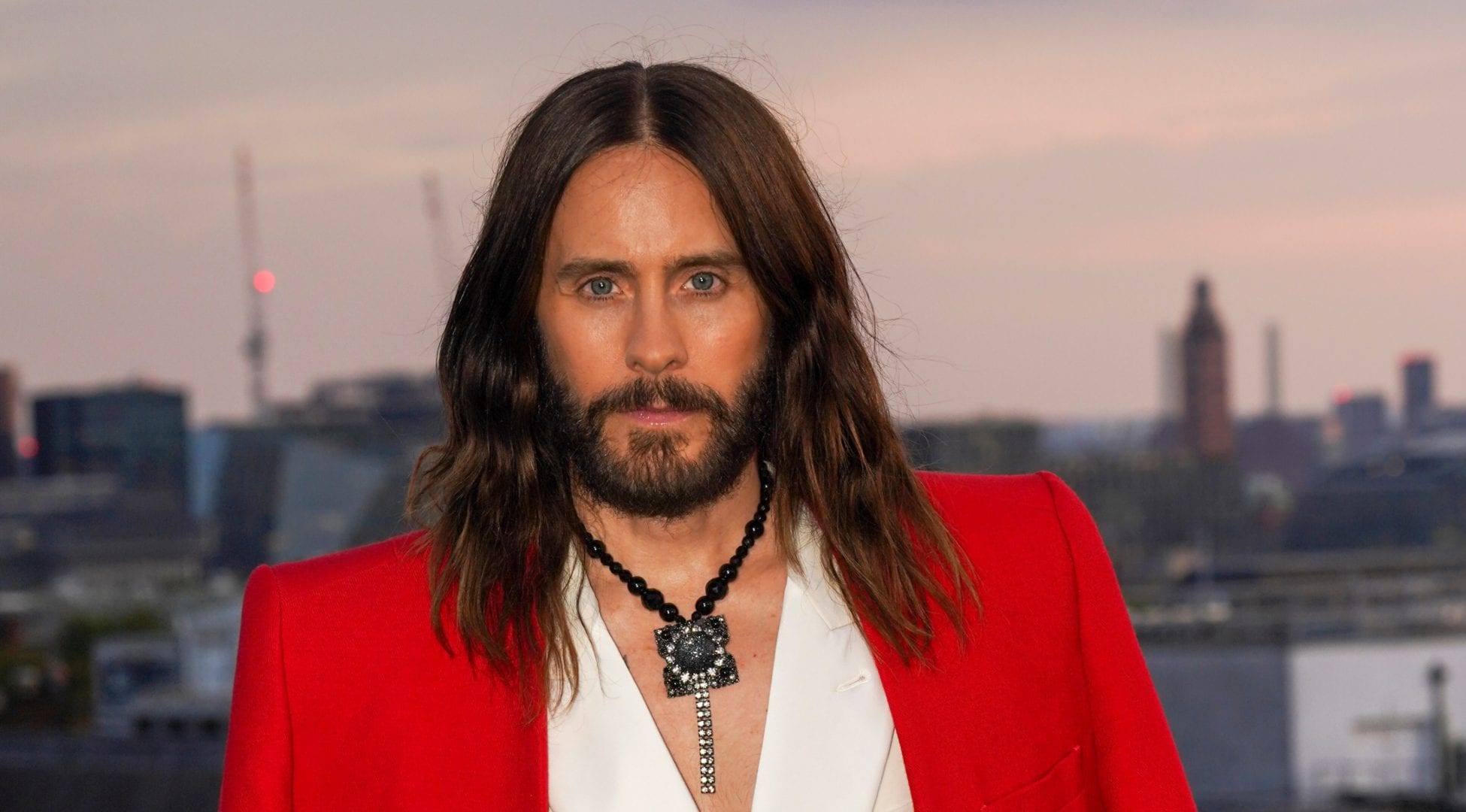 Un’altra donna accusa Jared Leto: “Mi ha bloccato mentre entravo in macchina, gli avevo già detto no”