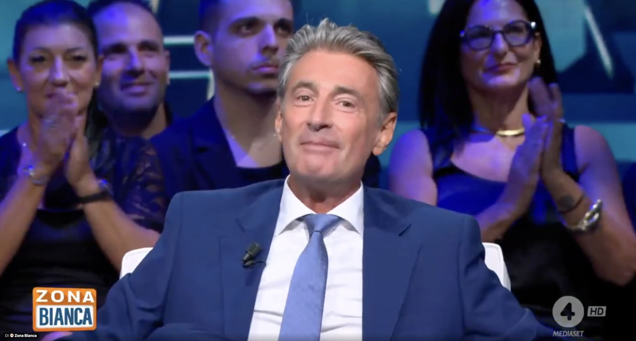 La prima volta di Milo Infante a Mediaset, emozionato e occhi lucidi: "Mi batte il cuore"