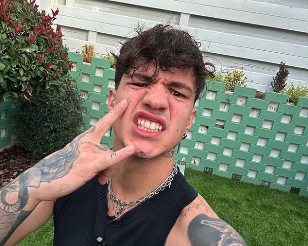 Opi dopo Amici25 è tornato a fare l'imbianchino per comprare l'autotune: quando la realtà squarcia la bolla del talent