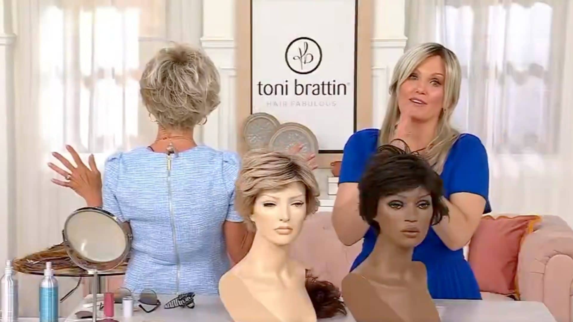 QVC, la gaffe imbarazzante di Toni Brattin mentre vende una parrucca: "Sembrerà che abbiate fatto sesso orale"