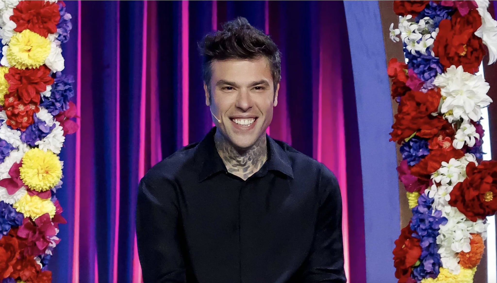 Fedez fa auto-dissing a Roast in Peace 2: "Il figlio con Giulia Honegger? Lo chiamo aumento di capitale"