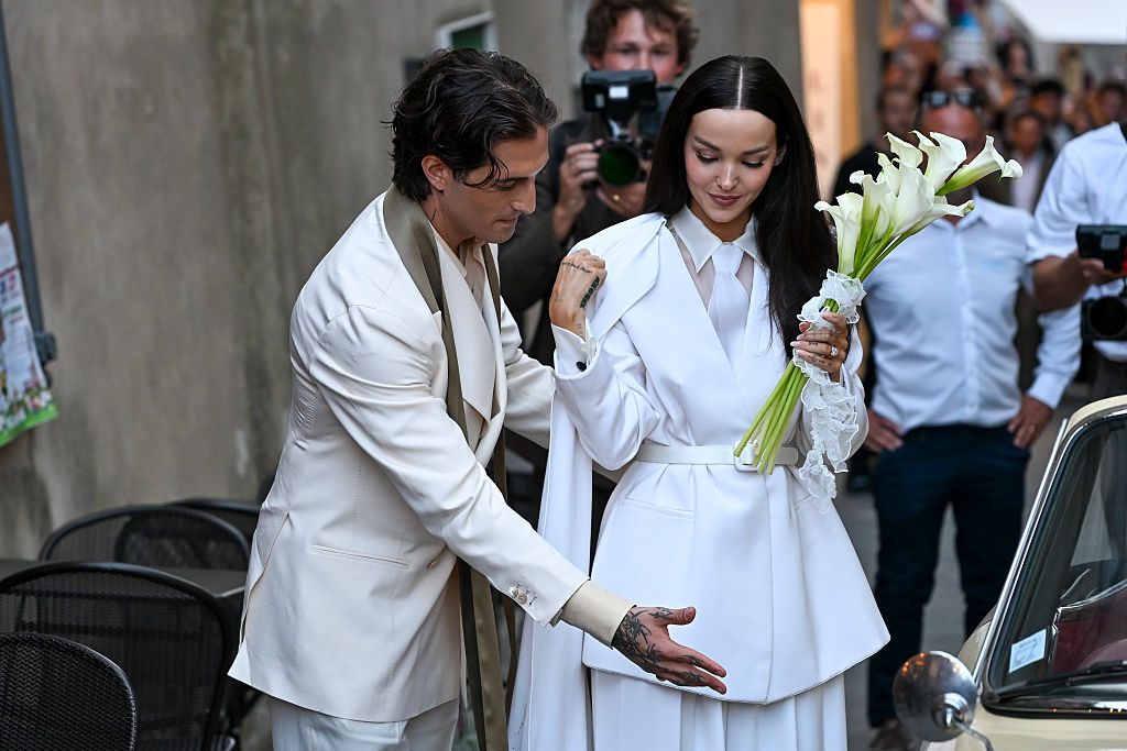 Damiano David e Dove Cameron sposi, l'arrivo a Montalcino in auto bianca e il bacio dopo il sì
