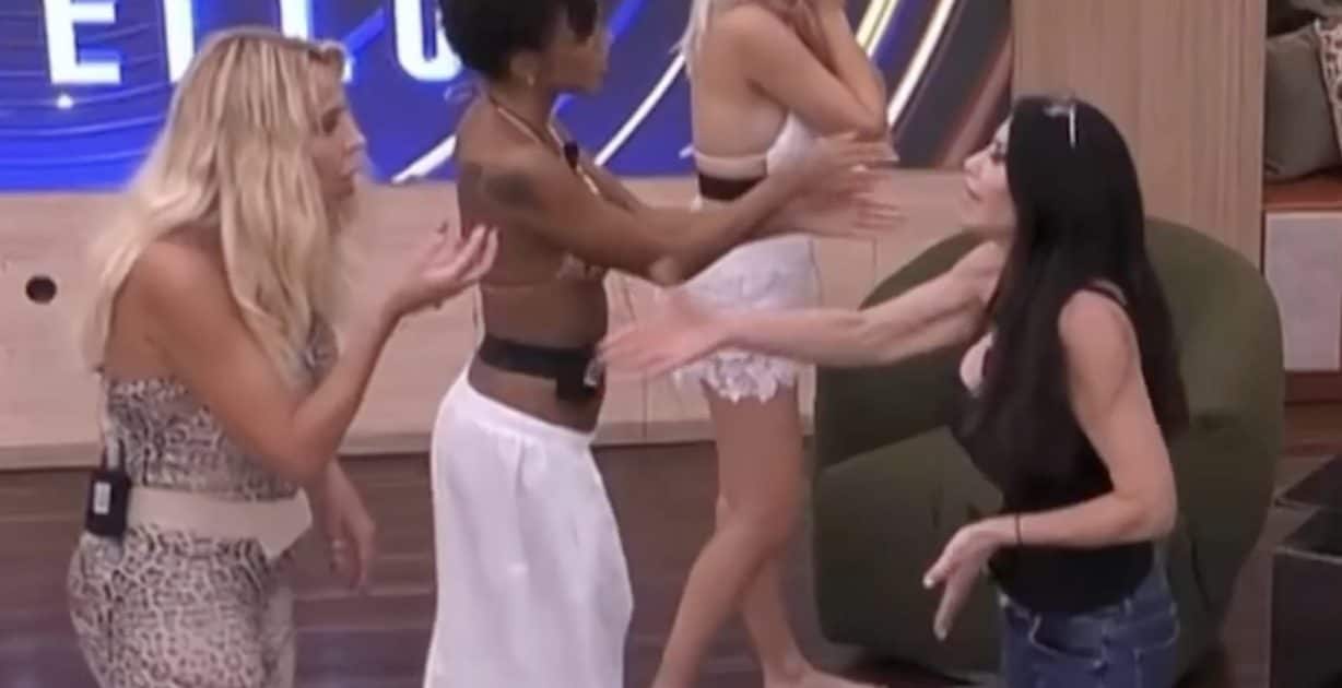 Scontro tra Carmen Di Pietro e Valeria Marini al GF Vip: "Sei stonata come una campana", "Come ti permetti?"
