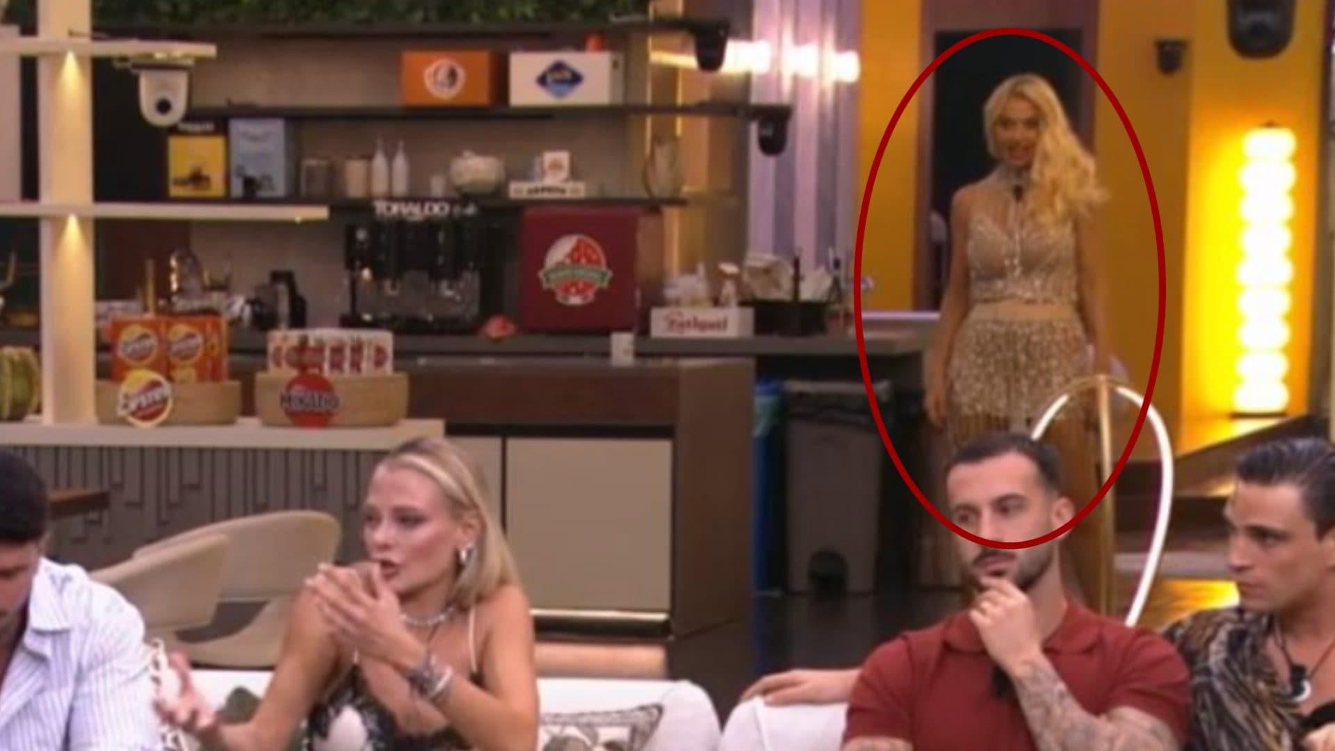Giulia Provvedi in lacrime al GF Vip, ma a Valeria Marini non interessa: sullo sfondo ripassa la coreografia