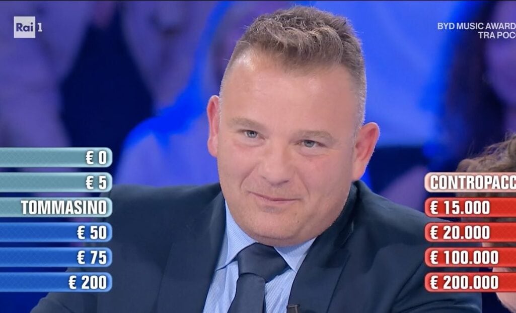 Ad Affari Tuoi il becchino Pasquale fa ridere tutti, il 'funerale' del Dottore e il "vaffa" in diretta: "È scappato"