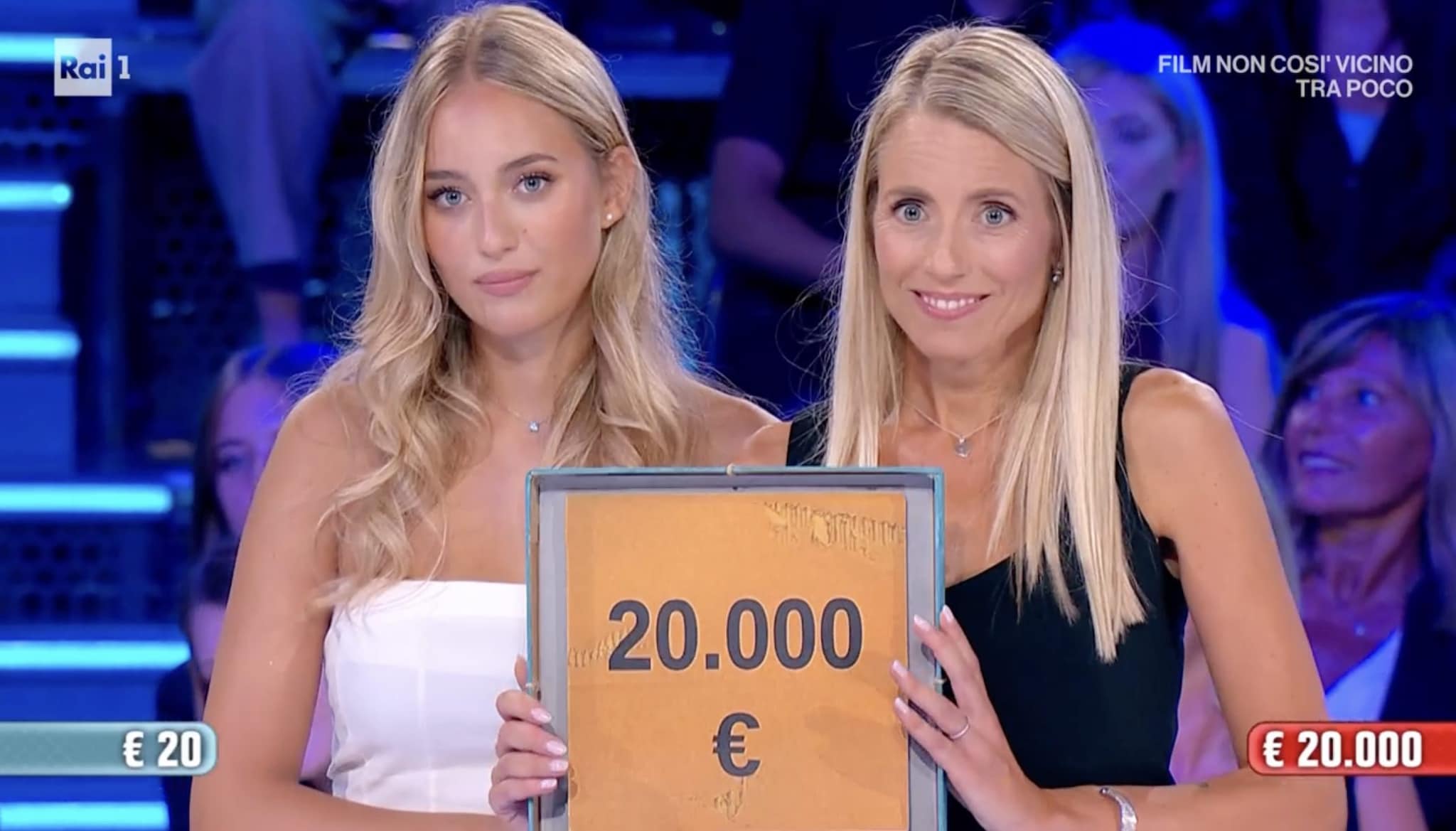 Francesca e Gaia ad Affari Tuoi sono madre e figlia ma sembrano sorelle: conquistano tutti e Herbert perde una cena