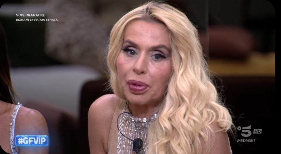 Al Grande Fratello Vip è Valeria Marini show: la "smania di primeggiare" in tutto anche se prova a negarlo