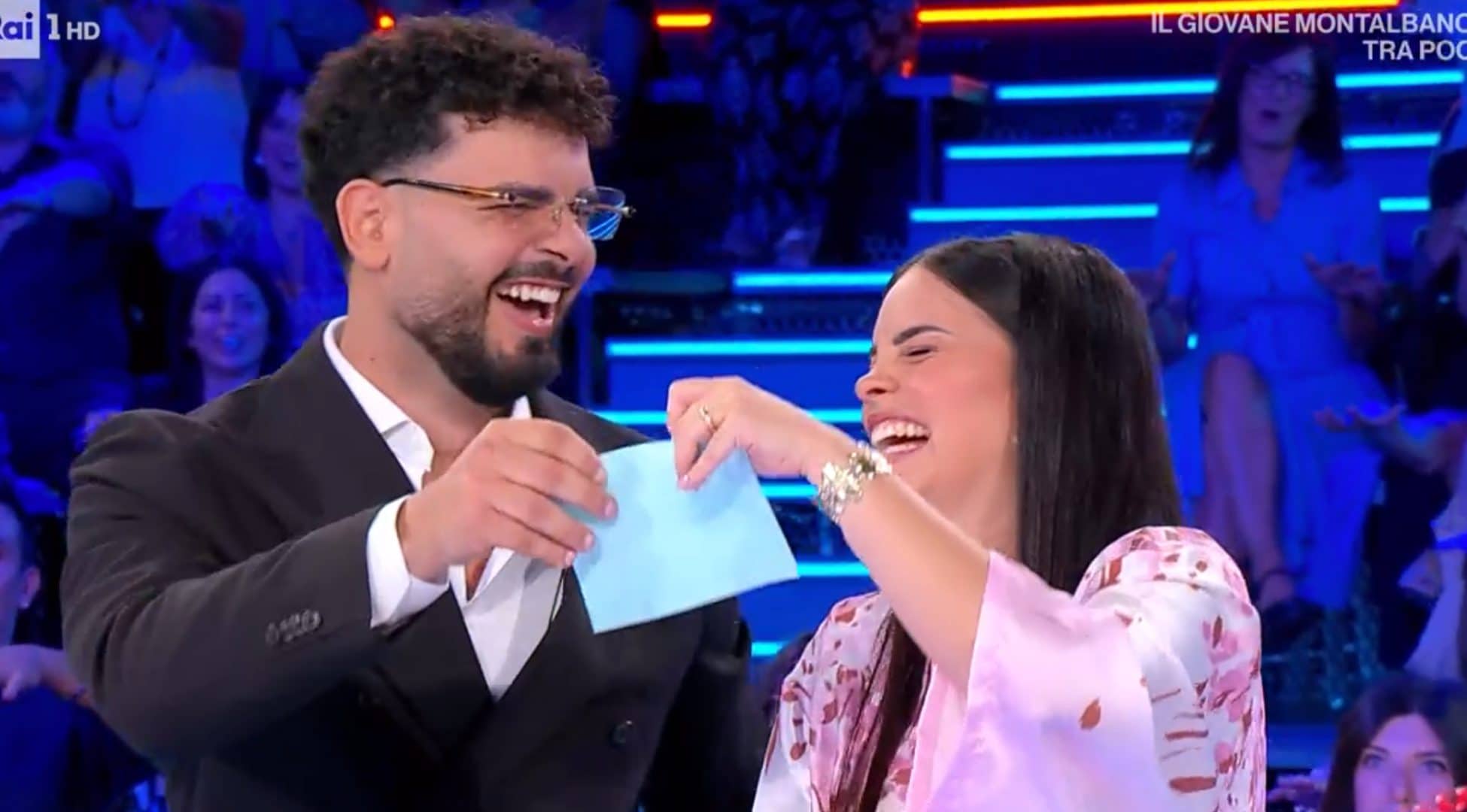 Ad Affari Tuoi Ylenia è incinta e scopre che aspetta un maschietto: il gender reveal durante la partita