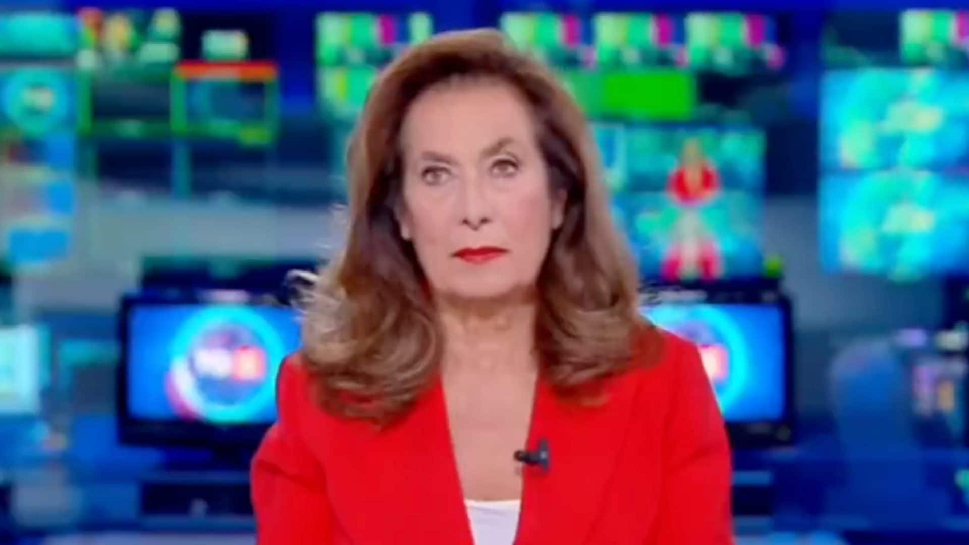 Cesara Buonamici fissa la telecamera, la giornalista del TG5 non sa di essere in diretta