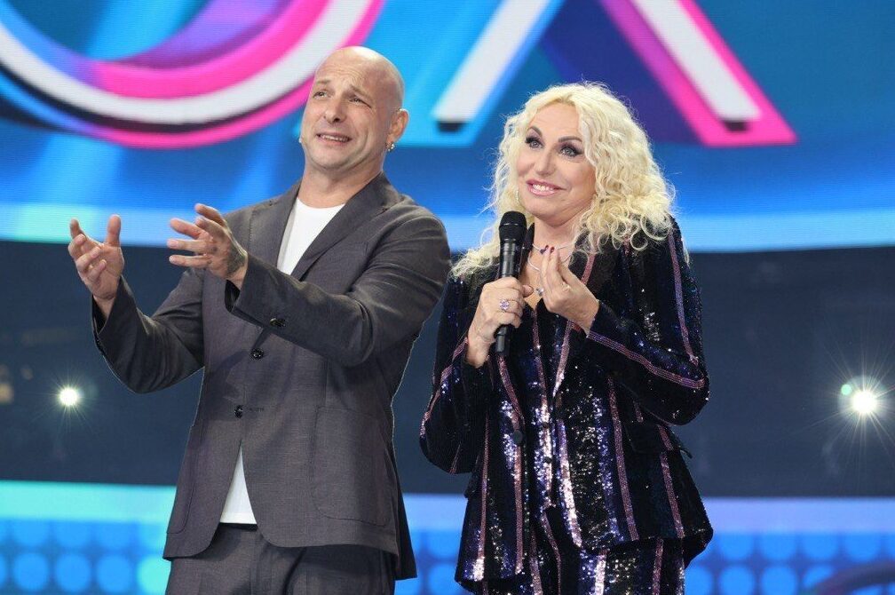 Ascolti tv di ieri: Jukebox su Rai 1 vince la serata (17,2%) ma è ancora di Scotti l’access su Canale 5 (24%)