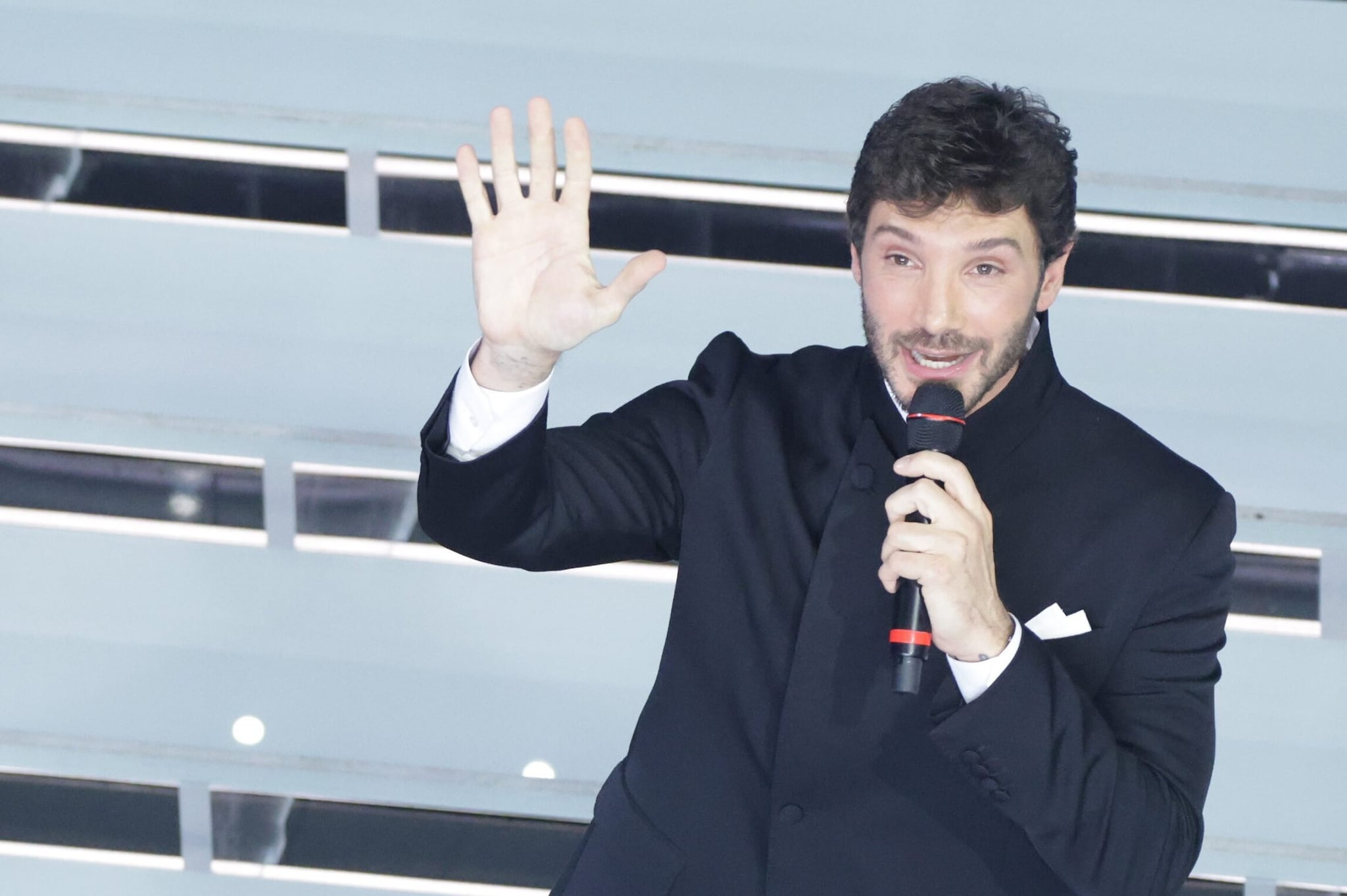 Sanremo 2027, il nuovo regolamento: canzoni in italiano, veto sull'IA e sistema di voto anche con televoto e online
