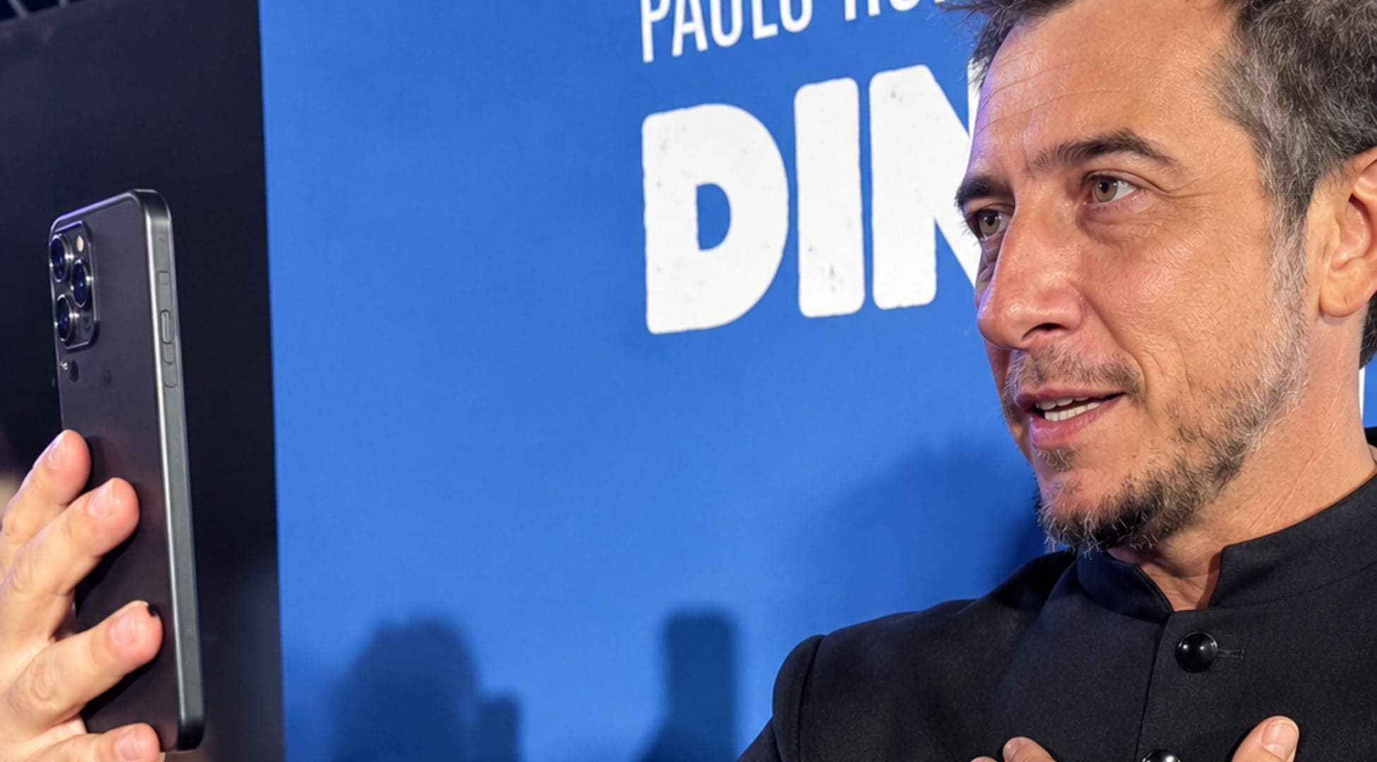 Finge di essere Paolo Ruffini e truffa una fan per 4mila euro, l'attore risponde con un video: "Sei un pezzo di m..."