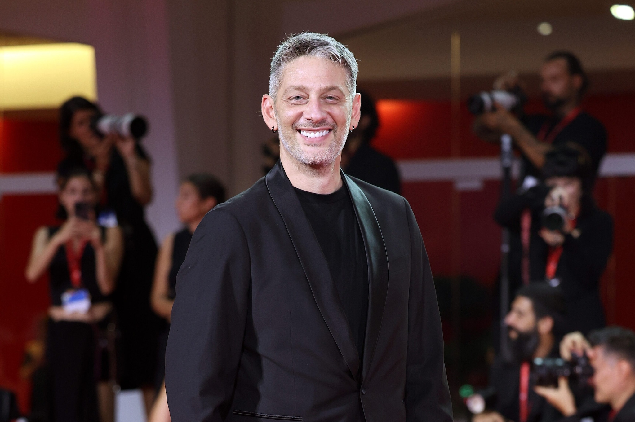 Edoardo Tavassi mostra come conquistare un red carpet a Venezia: "Dite il mio nome, non mi conosce nessuno"