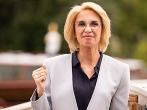 Emanuela Fanelli sfila a Venezia invecchiata di vent'anni