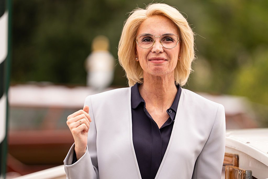 Emanuela Fanelli arriva al Festival di Venezia con vent'anni in più: un assaggio della serie Peccato