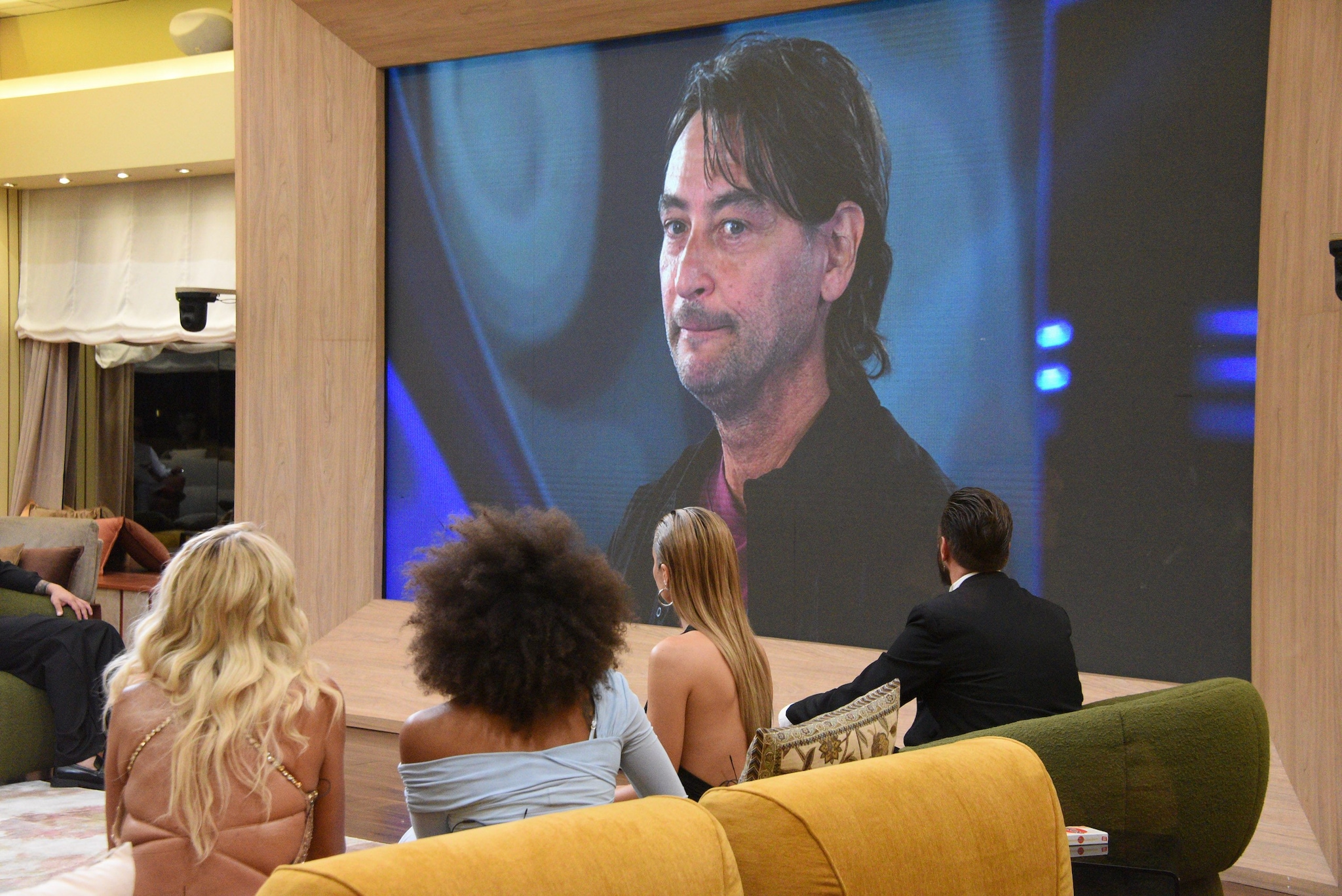 Endemol e autori del GF le tentano tutte per far rientrare Simone Annicchiarico, anche se il suo cachet è garantito