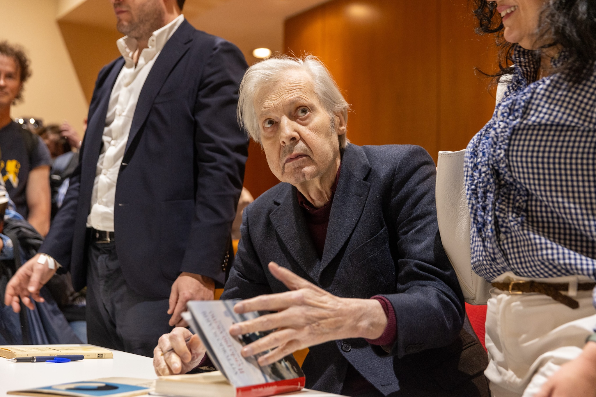 Vittorio Sgarbi oggi è stabile e vigile: resta in terapia intensiva al Policlinico Gemelli