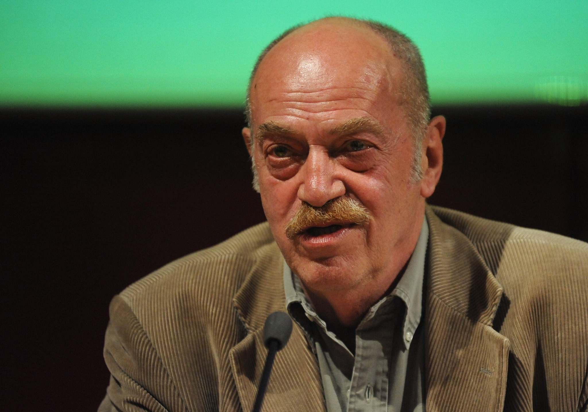 L'annuncio del giornalista Toni Capuozzo: "Ho un tumore, lo affronterò con i medici e gli affetti"