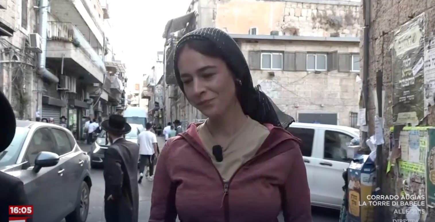 Elena Testi in collegamento da Israele con capo coperto e la gonna: "Mi hanno aggredita"