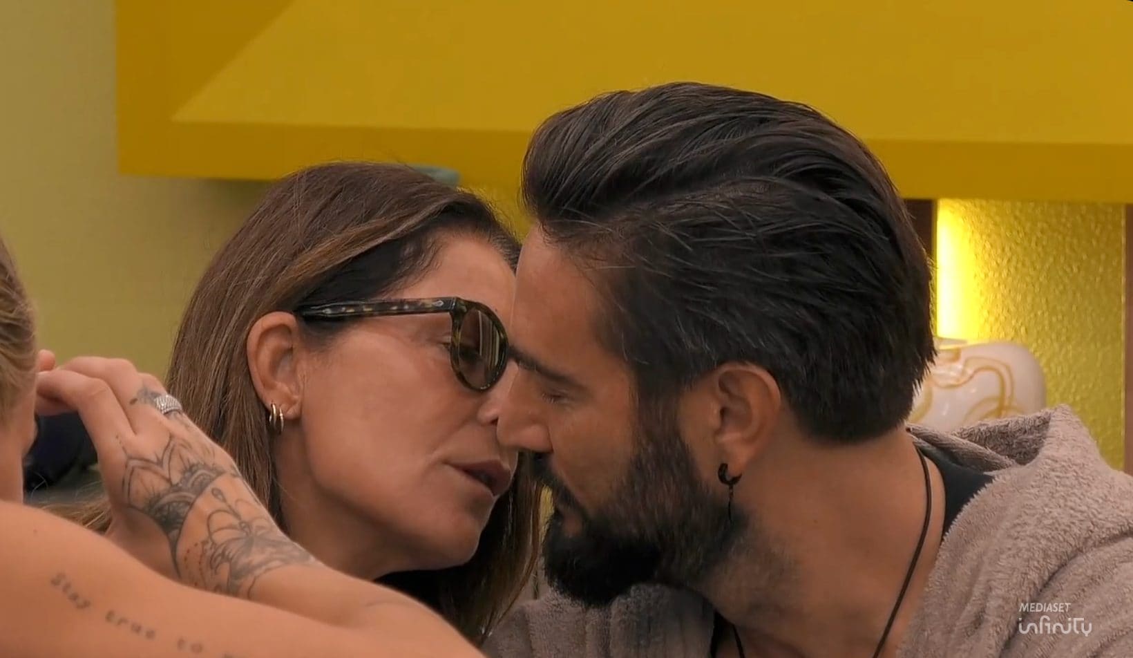 Marina La Rosa e Alex Belli da rivali ad amanti di una soap, sfiorano il bacio al GF Vip