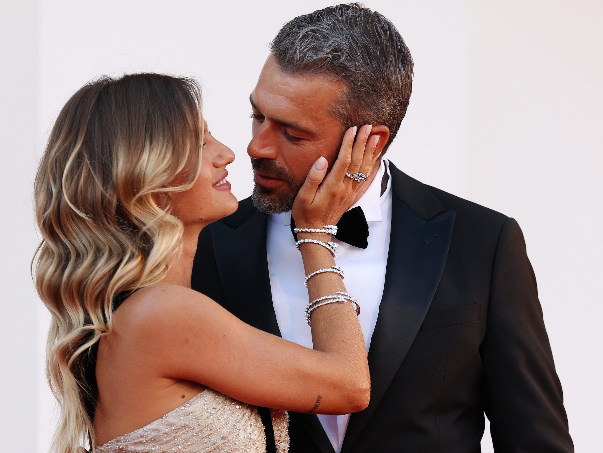 Cristina Marino e le scene di sesso con il marito Luca Argentero: "Ho chiesto di mettere dello scotch, non ero nuda"