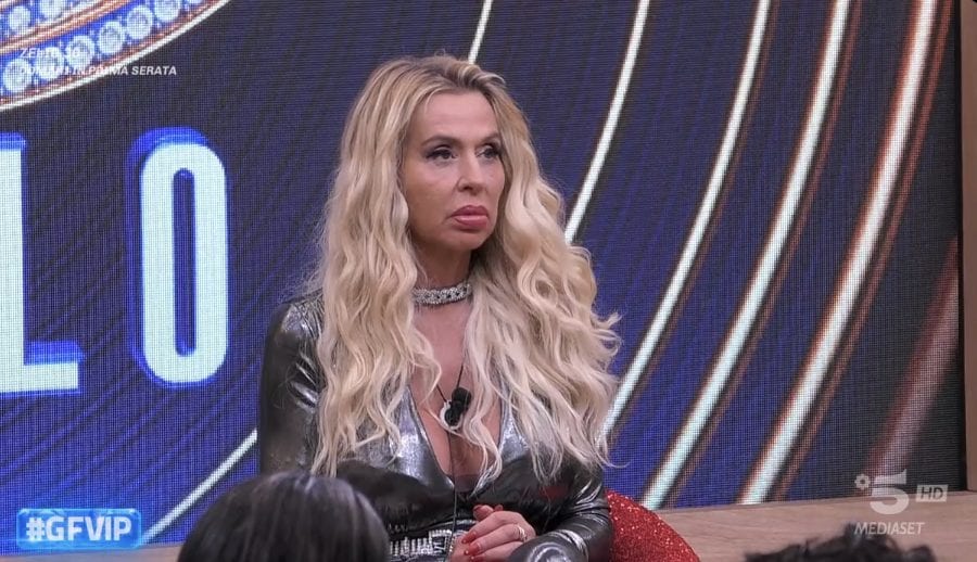 Valeria Marini minaccia di lasciare il GF Vip e viene 'premiata': le danno una suite privata per dormire