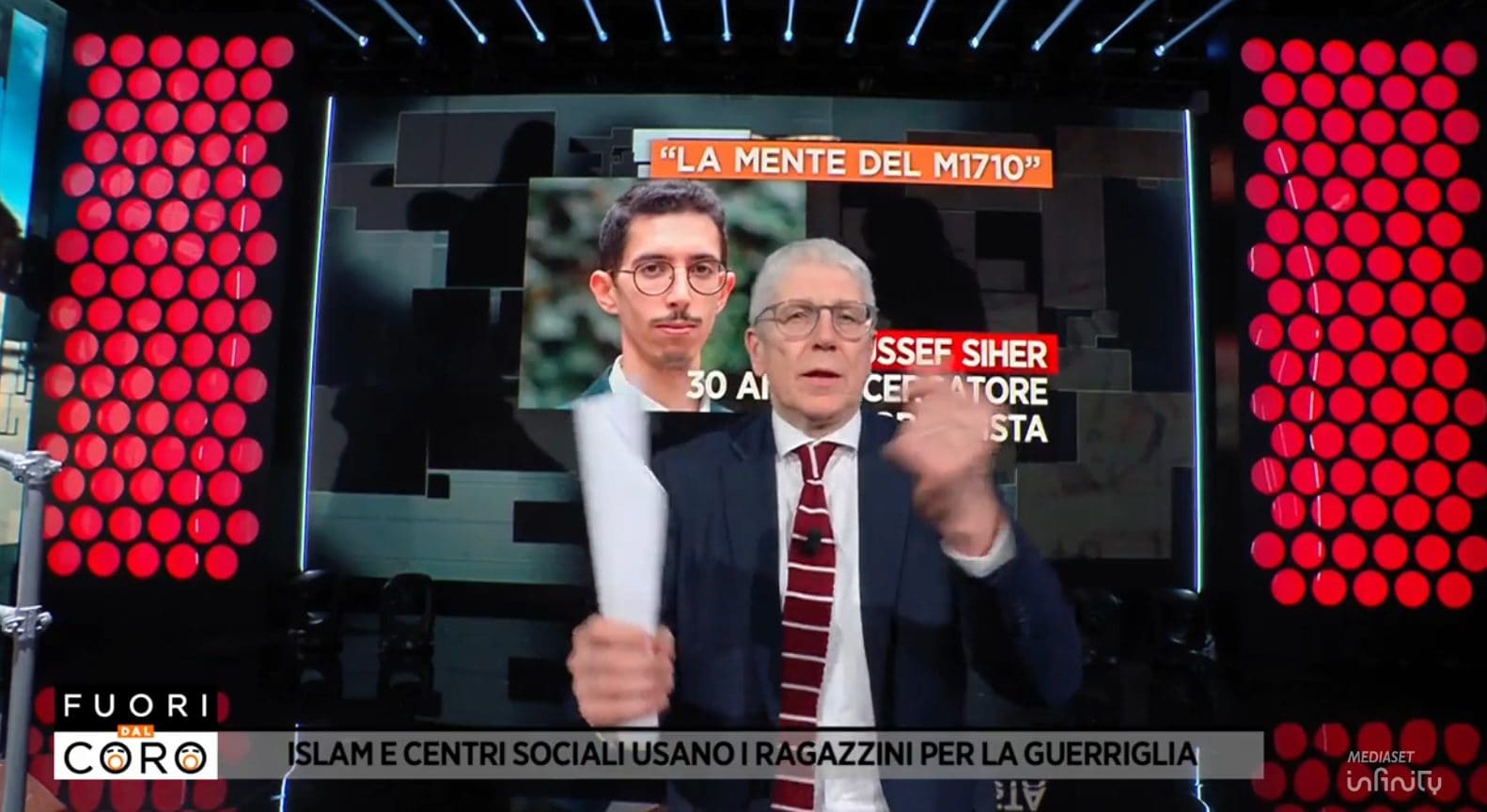 Mario Giordano si confonde in diretta e manda in tilt la regia: a Fuori dal Coro servizio interrotto e schermo nero