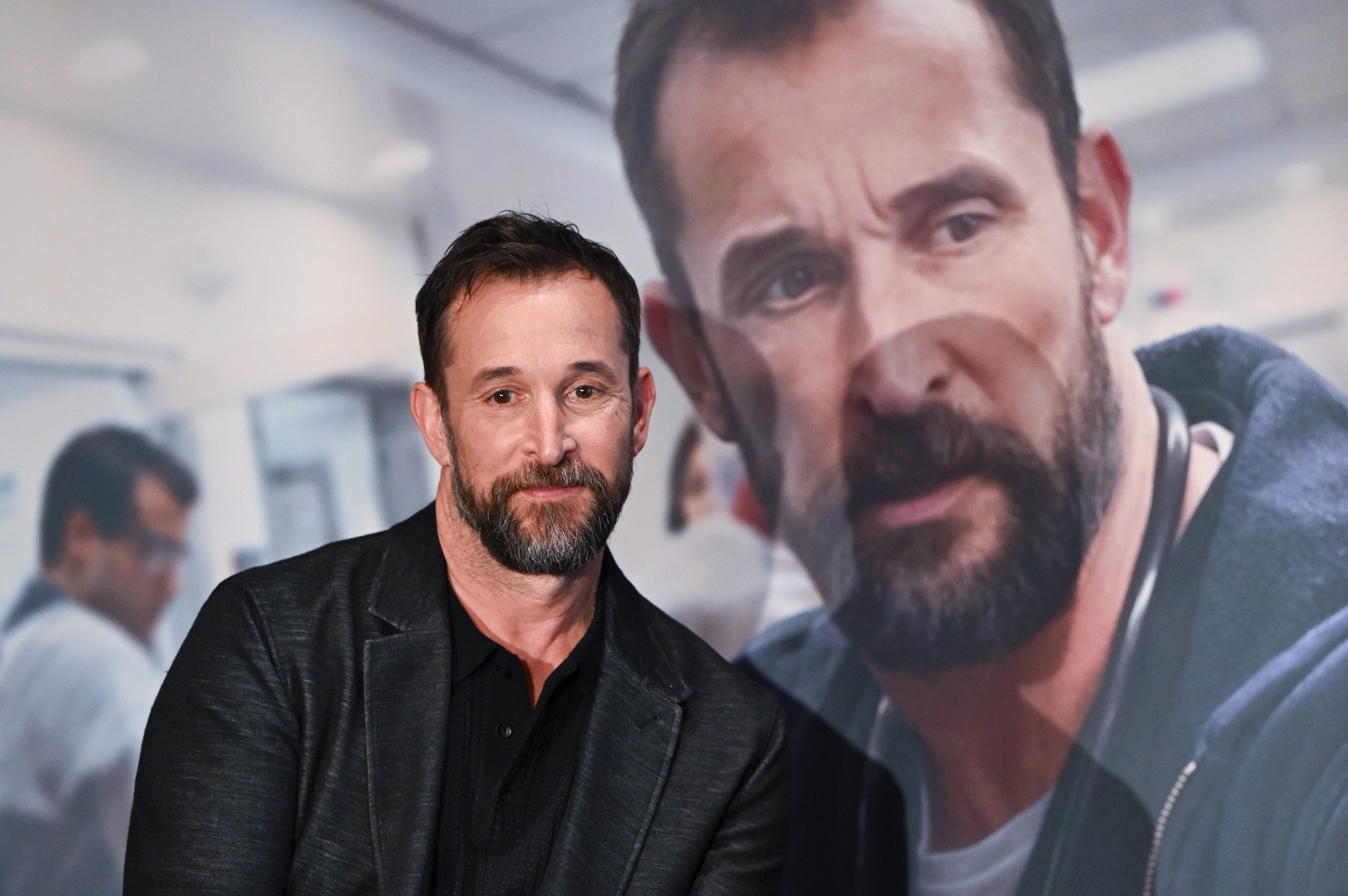 Noah Wyle è l’uomo più sexy del mondo 2026: l’attore di E.R. tornato al successo con The Pitt