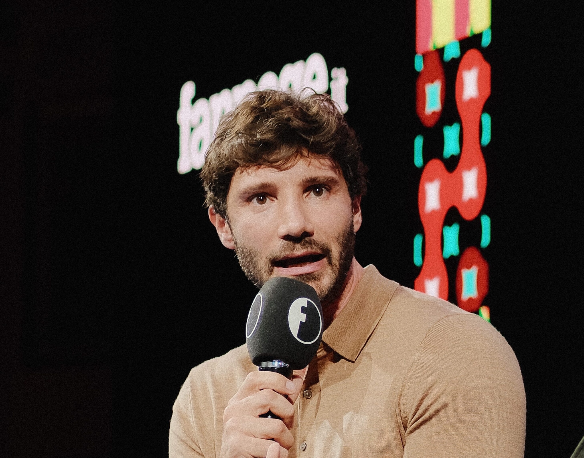 Sanremo 2027, De Martino vuole cambiare l'annuncio dei Big in gara: l'ipotesi prima serata a dicembre