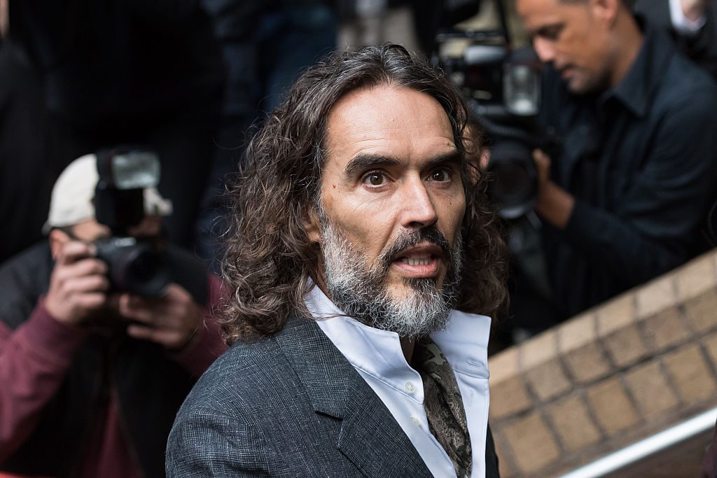 Il processo contro Russell Brand, l'attore è accusato di stupro: la difesa e le testimonianze contro di lui