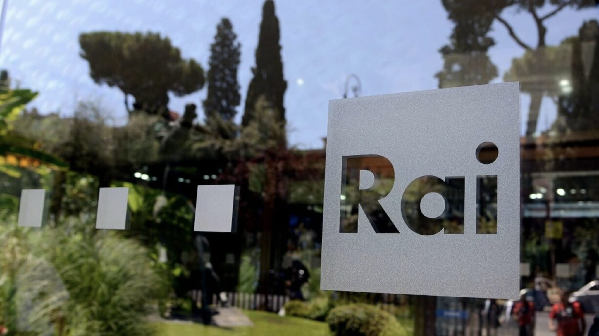 In Ungheria e Serbia le Tv di Stato si scusano per anni di bugie, in Italia la Rai resta schiava di chi governa