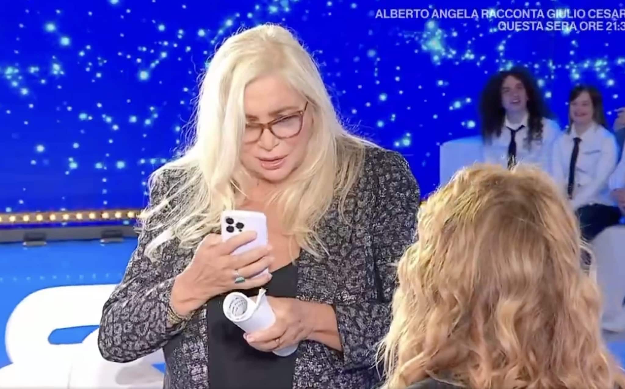 A Mara Venier squilla il telefono in diretta, lei mette il vivavoce e svela la chiamata: "È un anonimo"