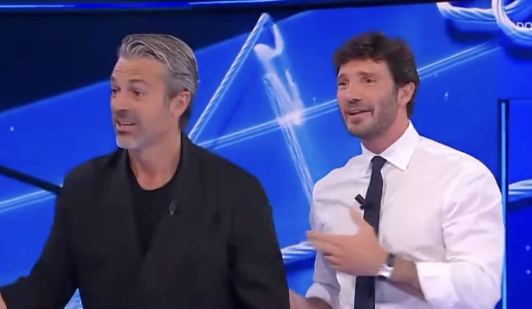 Luca Argentero irrompe ad Affari Tuoi, la strana richiesta a De Martino: "Potete finire cinque minuti prima?"