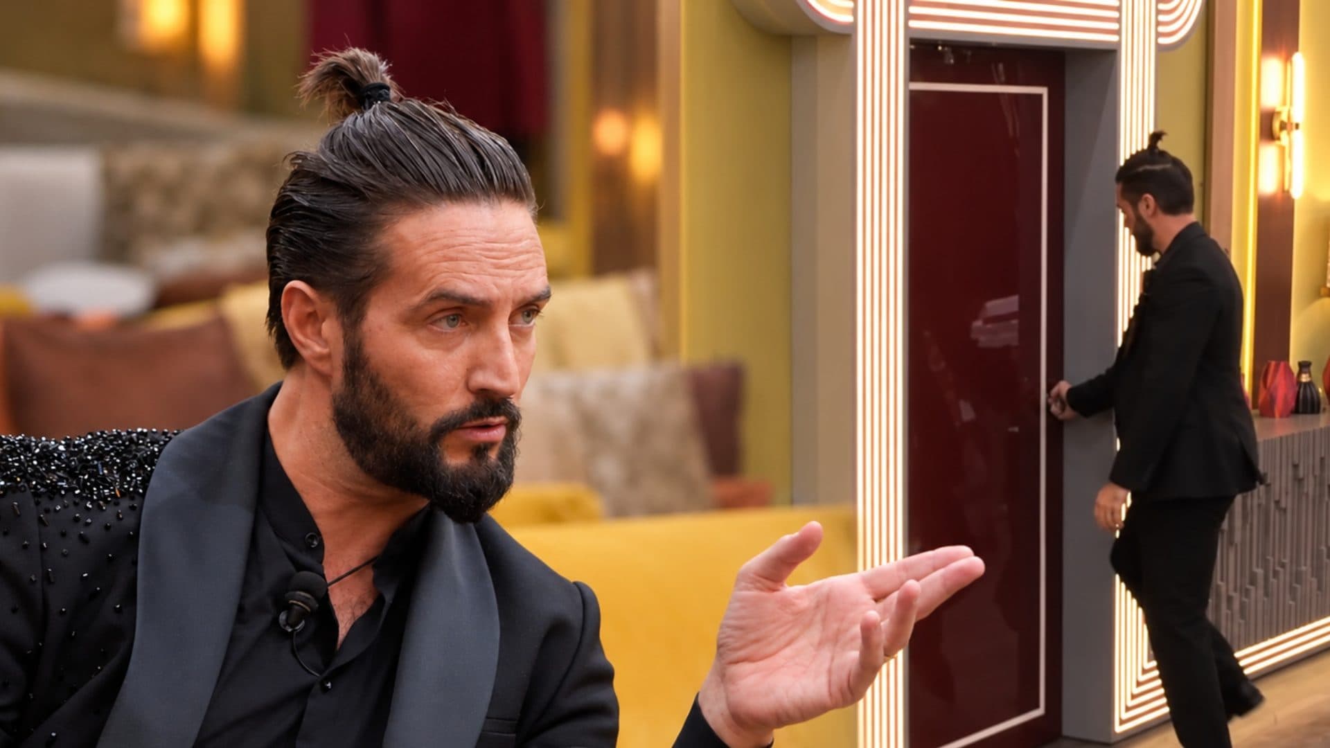 Alex Belli esce dalla casa del GF Vip e rientra: perché non sarà squalificato né saranno presi provvedimenti