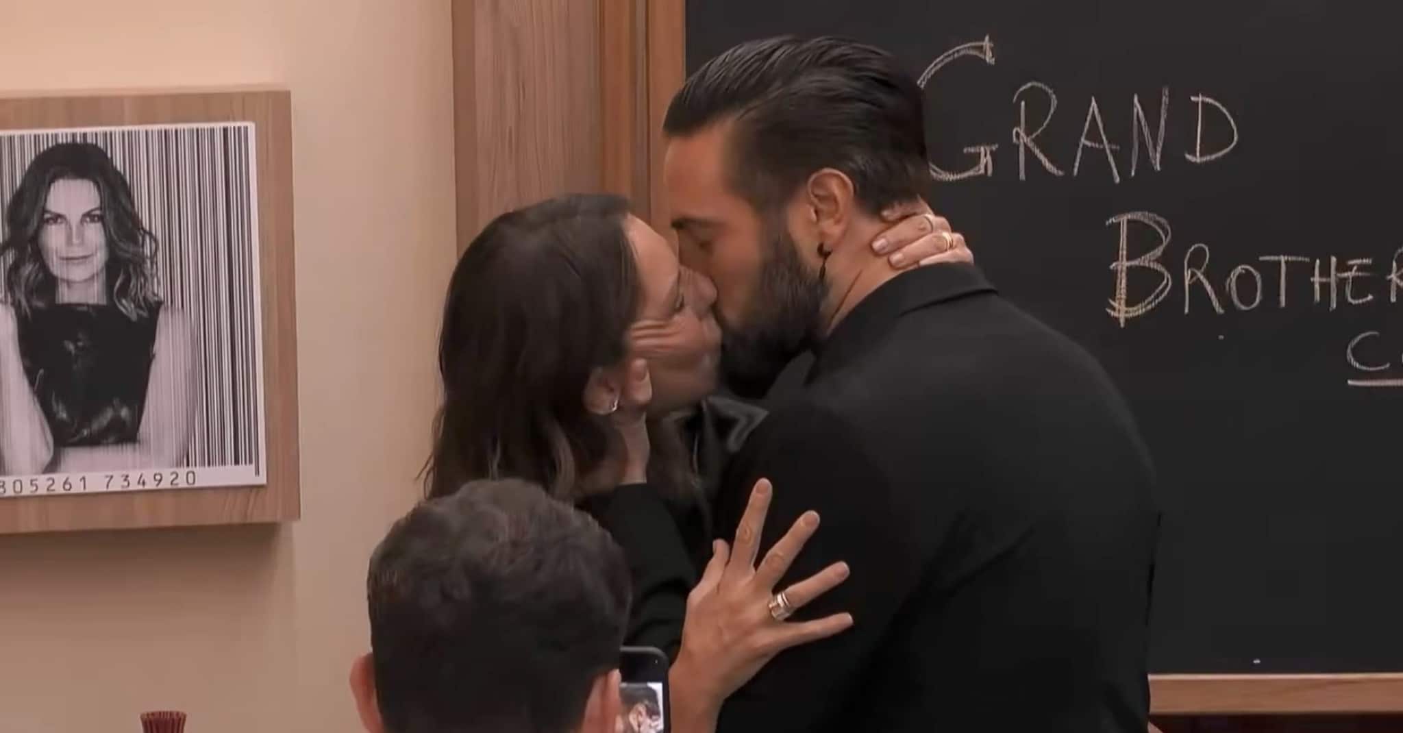 Marina La Rosa bacia Alex Belli al GF Vip, poi si pulisce la bocca e mima un conato di vomito
