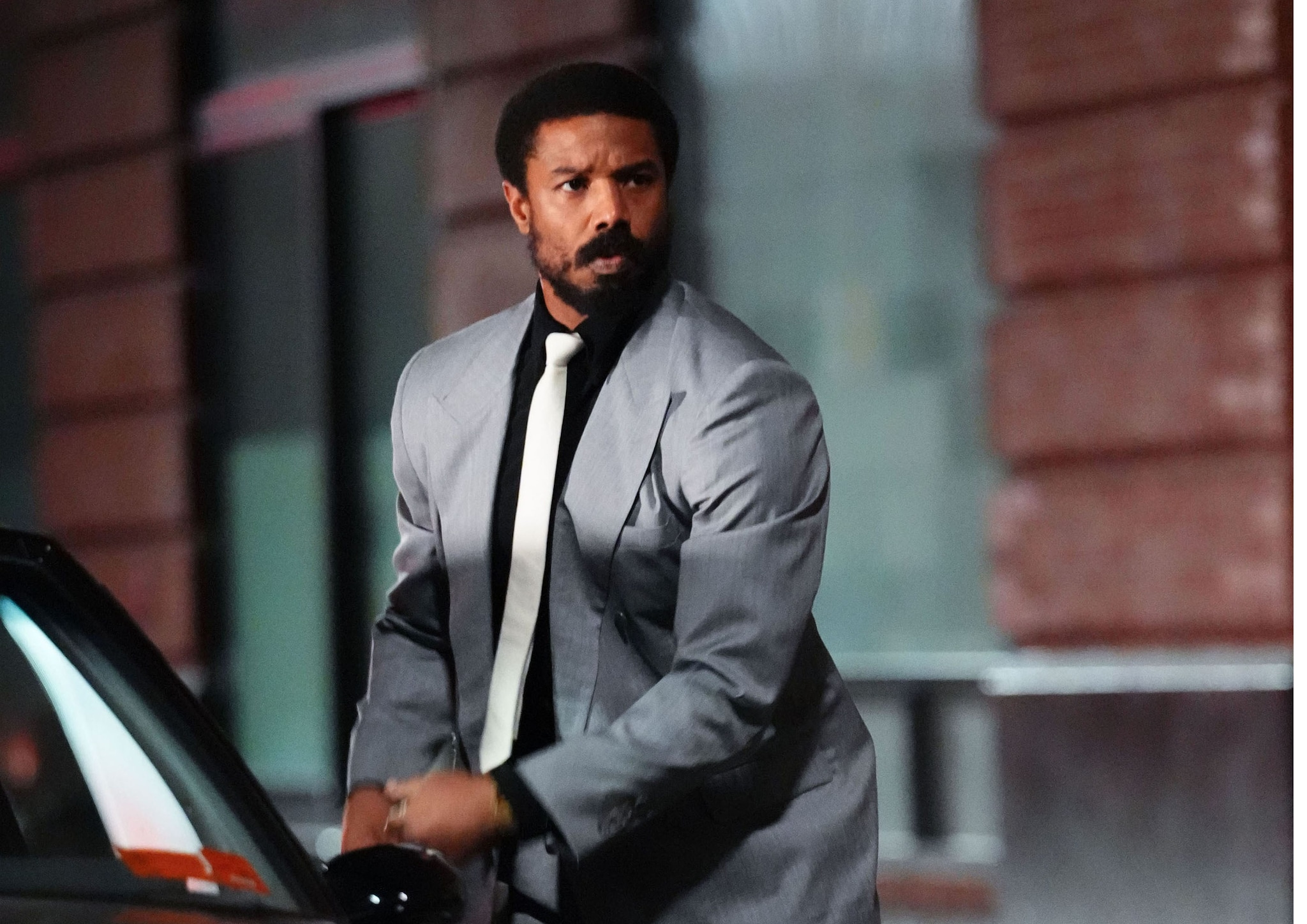 Paura sul set di Miami Vice ’85: un uomo estrae un coltello da macellaio durante le riprese