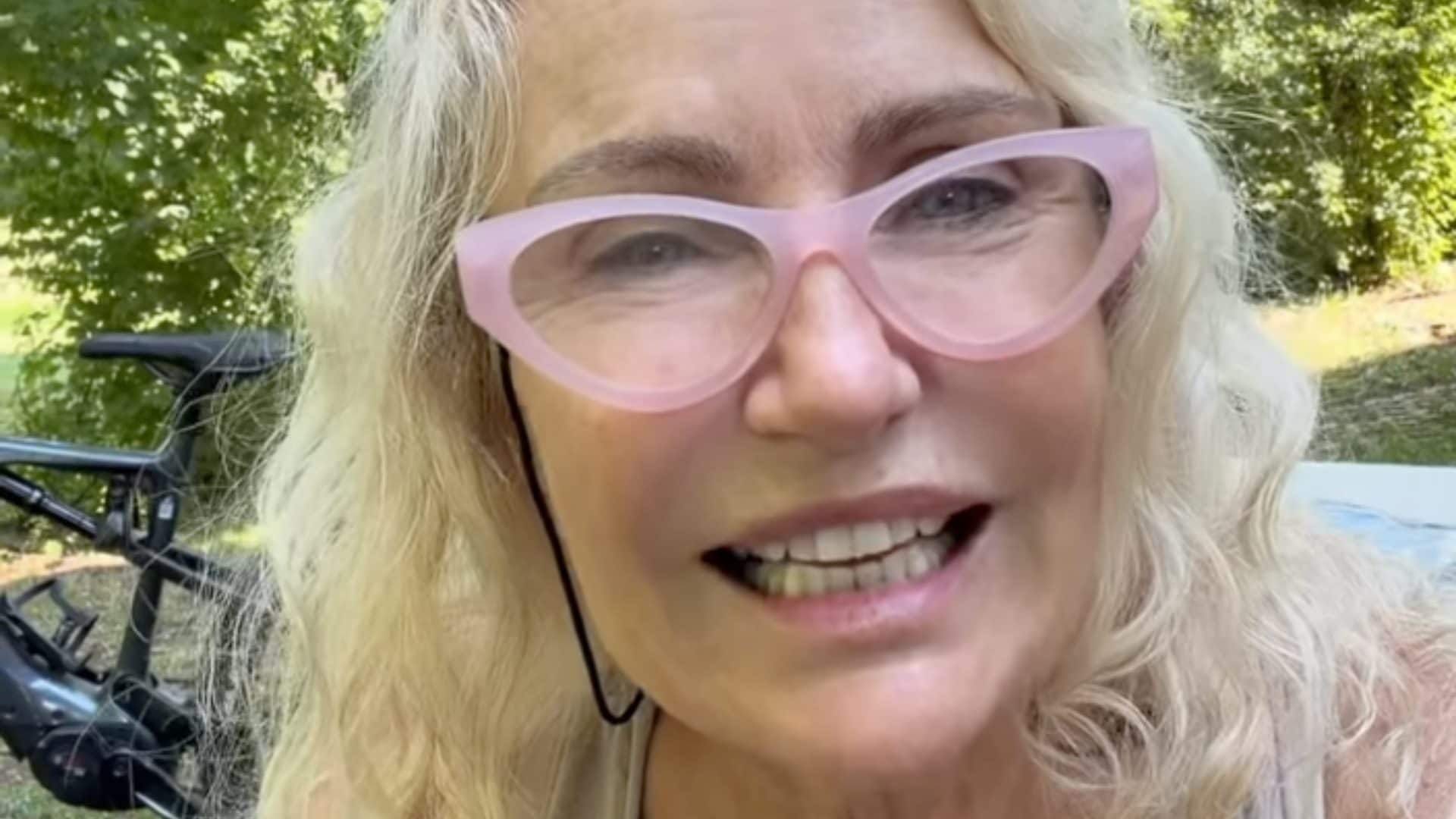 "Vecchia, prendi soldi dallo Stato": gli insulti a Licia Colò dimostrano quanto i social siano ancora tossici