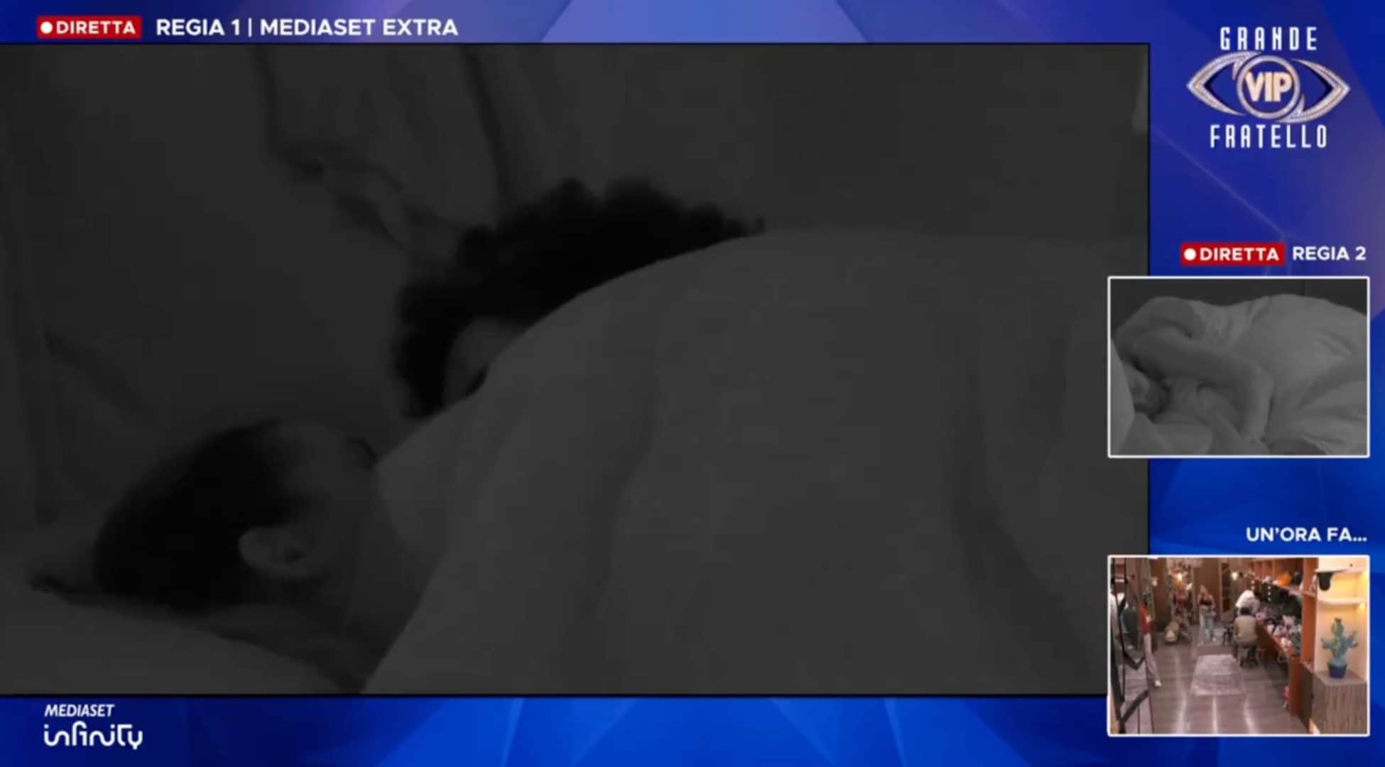 Piera e Roncaccia sotto le coperte al GF Vip, il presunto bacio e la reazione di Ciaccia: "Mi dispiace per lei"