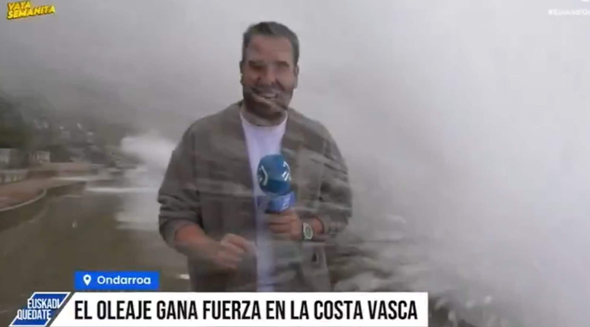 Giornalista travolto da un’onda mentre è in diretta, sta bene dopo lo spavento: “Ci siamo solo bagnati”