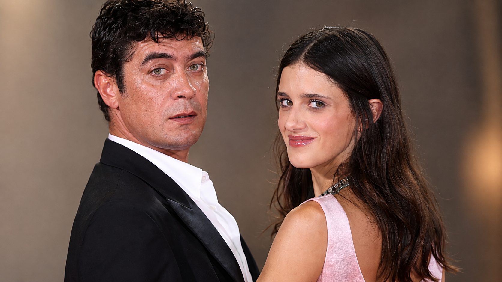 Diverbio tra Scamarcio e Porcaroli: "Femminismo in Dracula? Ora lo vogliamo trovare ovunque". Lei replica: "Al 100%"