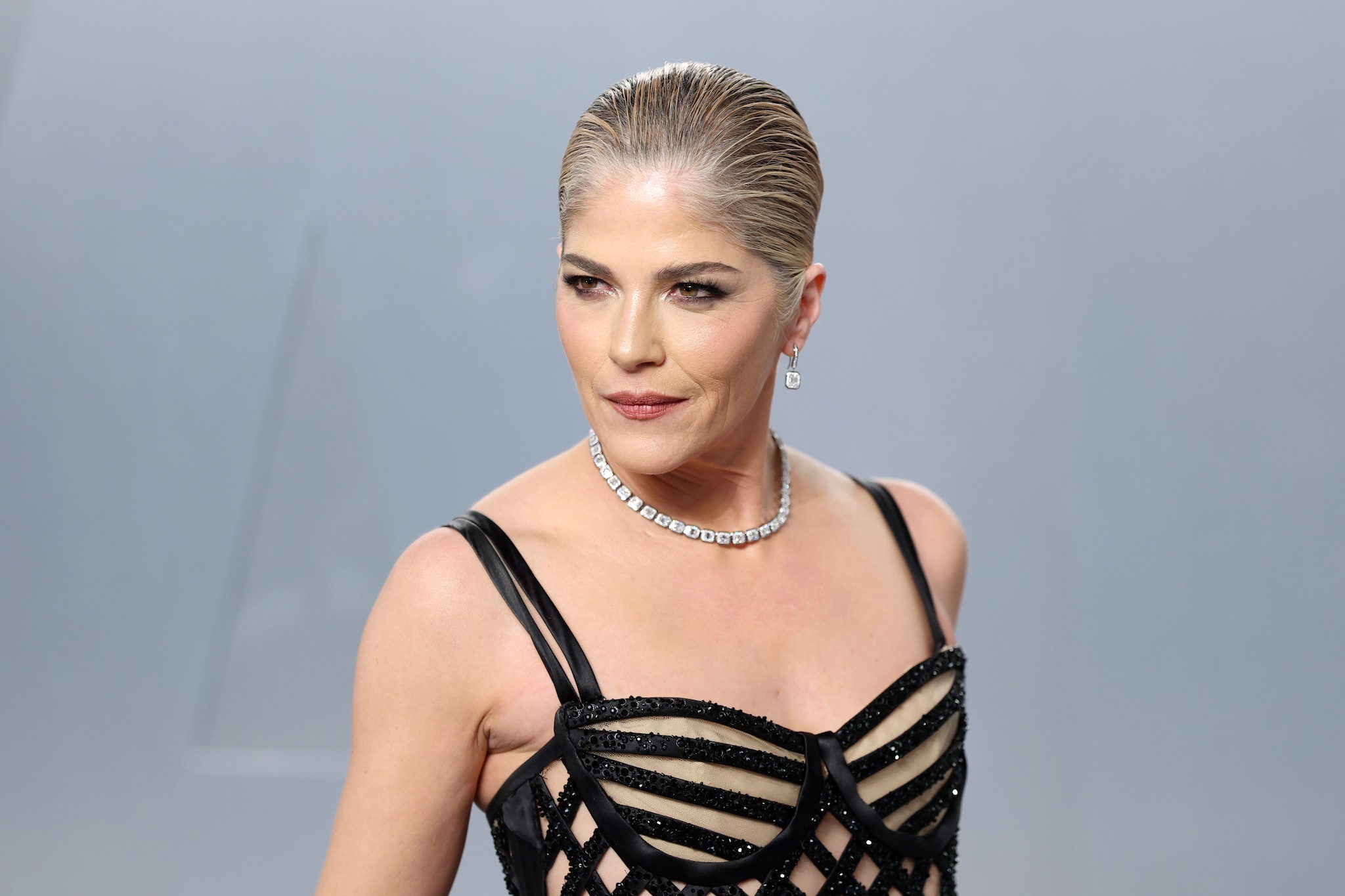 Selma Blair "confusa e disordientata" a bordo dell'aereo: il farmaco per la sclerosi multipla e la botta in testa