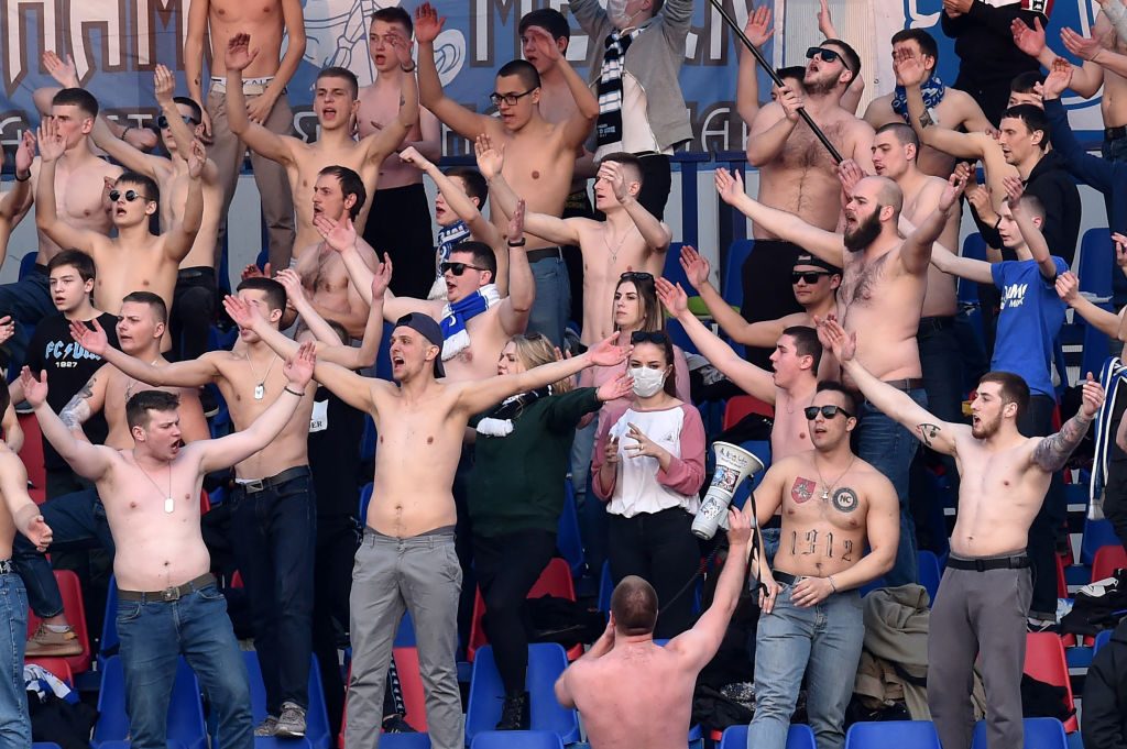 Un’immagine dei tifosi durante il derby di Minsk
