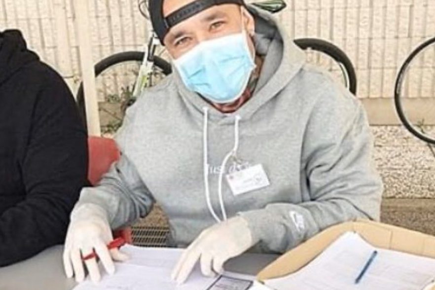 Radja Nainggolan con la Caritas Diocesana (fonte Twitter @antocarboni1991)