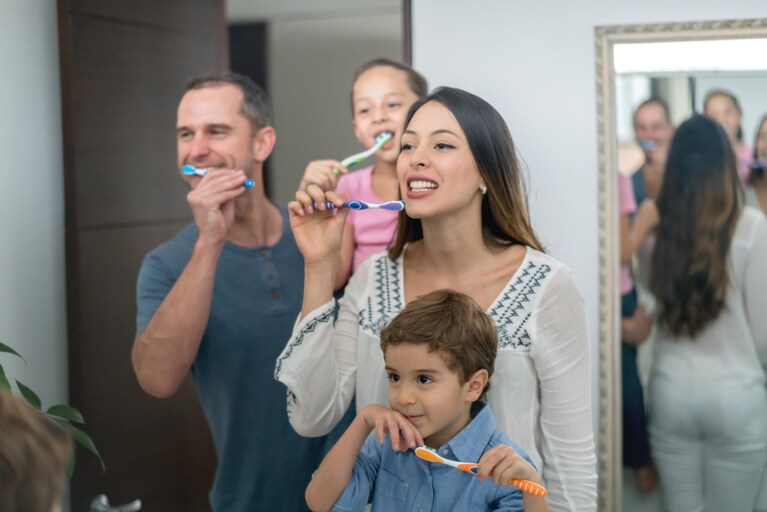 I migliori dentifrici sbiancanti naturali al fluoro per denti sensibili e per alitosi del 2020