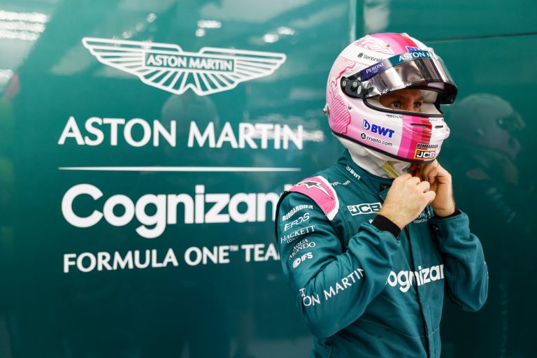 Vettel cambia lo storico casco in Aston Martin: il nuovo è tutto rosa