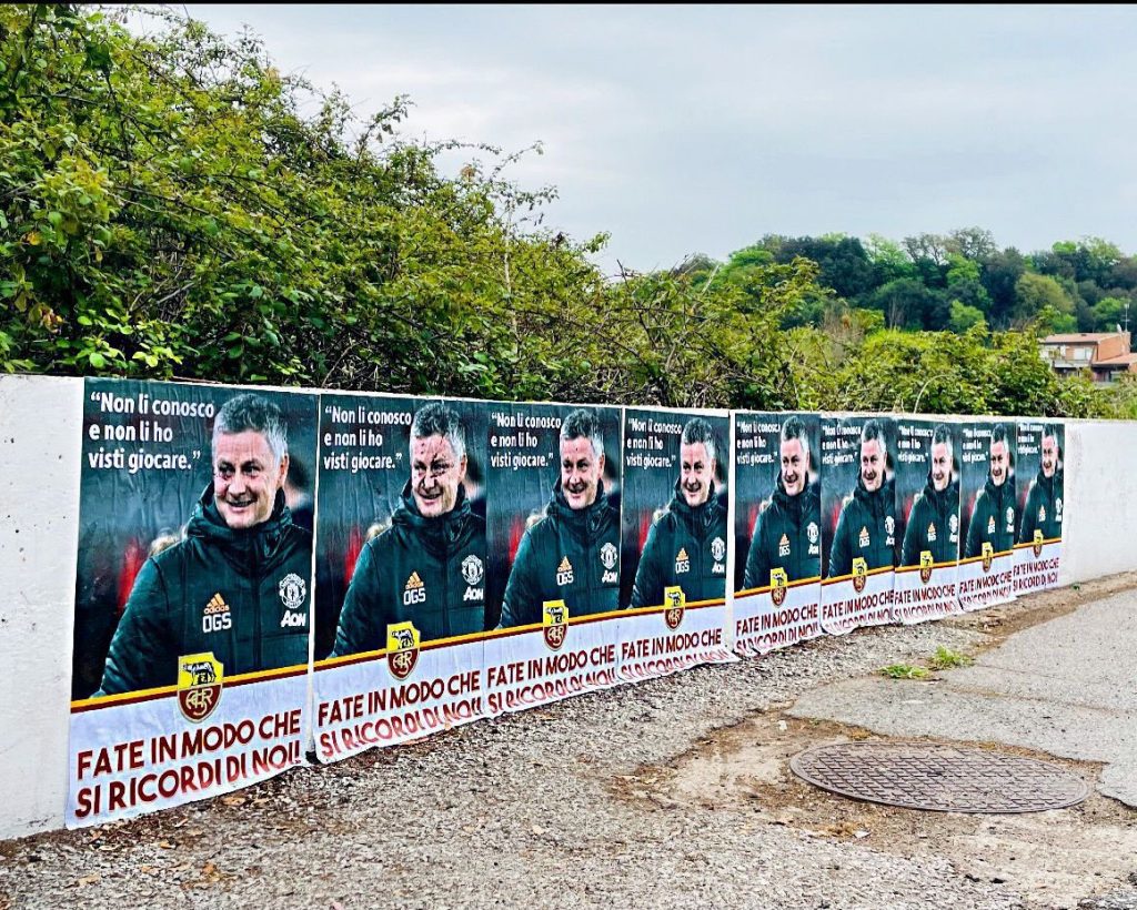 I manifesti appesi fuori da Trigoria dai tifosi della Roma