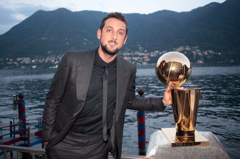 Marco Belinelli con il Larry O'Brien Championship Trophy, il trofeo dell'NBA, dopo aver vinto il titolo (primo italiano in assoluto) con i San Antonio Spurs nel 2014.